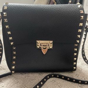 VALENTINO Pebbled Calfskin Rockstud Flip Lock Flap Messenger bag In black